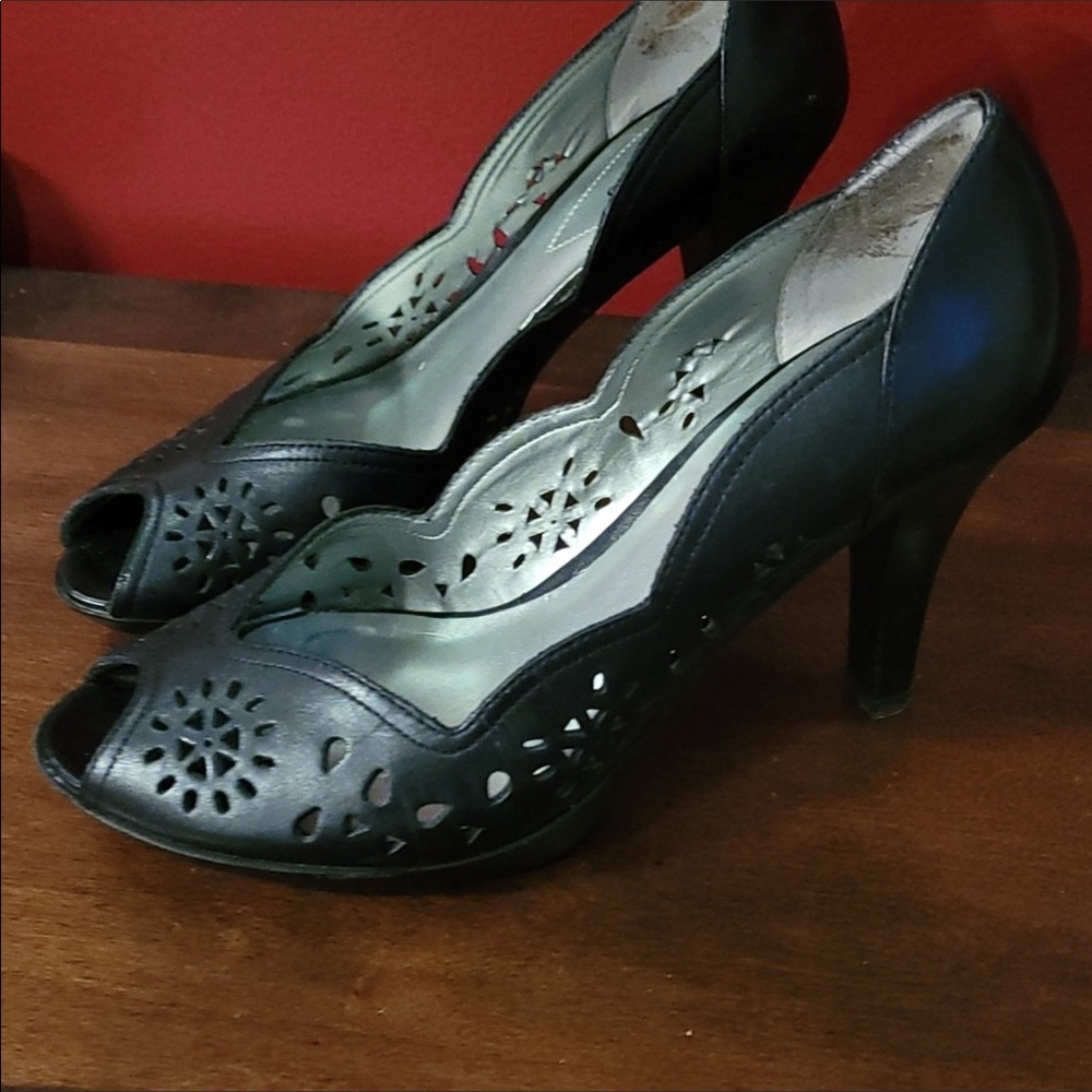 NEW Guess Black Leather Peep Toe Pumps Shoes Heels 7